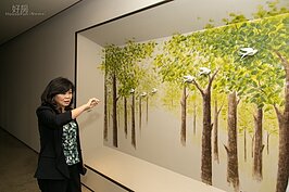 一堵平淡無奇的隔間牆，在藝術家的巧手下成為有著自然風景的繪畫。