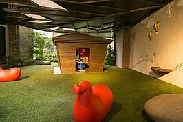 原本只是作為一般園藝造景的小空地，在張麗莉董事長的巧思下，意外的成為孩童們的遊戲天堂。