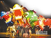 紙風車20公尺四頭龍　竄上台中歌劇院