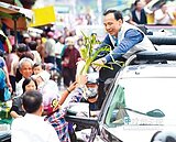 朱游掃街　車隊交鋒互相拜票