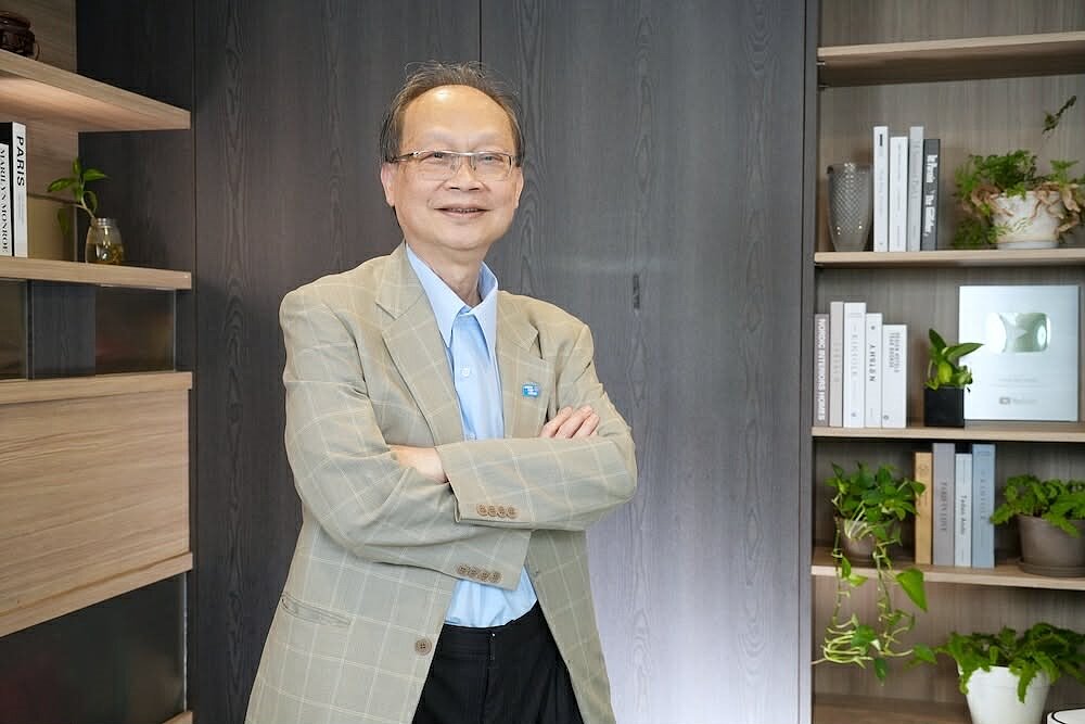 台北華泰牙醫院長林泰武，以「Double Crown摘洗式假牙」幫助長者重拾自信。