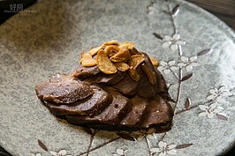 山居好野味。張學良來台後，有許多年被囚禁於新竹清泉一帶，但並未禁止與當地原住民往來。因此原住民的野味也成為張少帥的桌上佳餚。