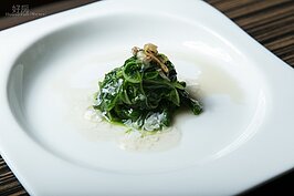 趙四獨門蔬食。張學良來台後，軟禁的地方大都是荒山野地，因此趙四小姐養成了自己種植蔬菜入菜的習慣。這道餐點大都是佐以海鮮為主。