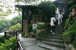 在此常聽到操著大陸口音的陸客，前來品嚐美饌外，也追尋少帥歷史過往。