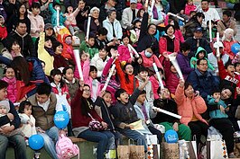 臺北市政府於營運前舉辦「公益‧感恩‧睦鄰　2014月光Party」，邀請白化症者關懷協會、北台北家扶中心和周邊鄰里(福佳里、福德里及後港里)、文昌國小的小朋友和家長，孩子全都樂翻天。 (台北市政府提供)