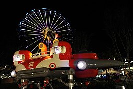 飛天神奇號(飛天巴士)，背景就是大地標水果摩天輪。(台北市政府提供)
