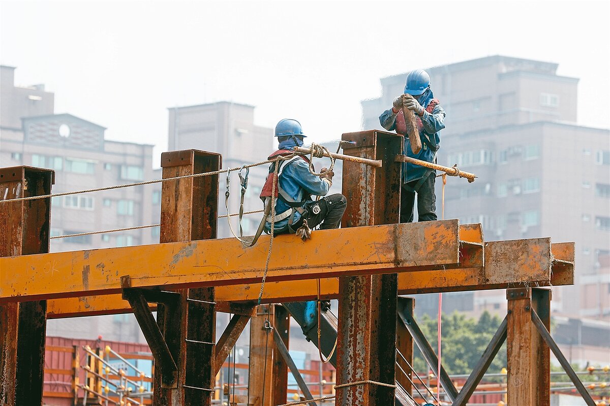 勞動部今公布2025年全產業重大職災死亡人數為251人，較2024年減少36人。其中，營造業重大職災死亡人數105人，也比前年減少40人。本報資料照片 