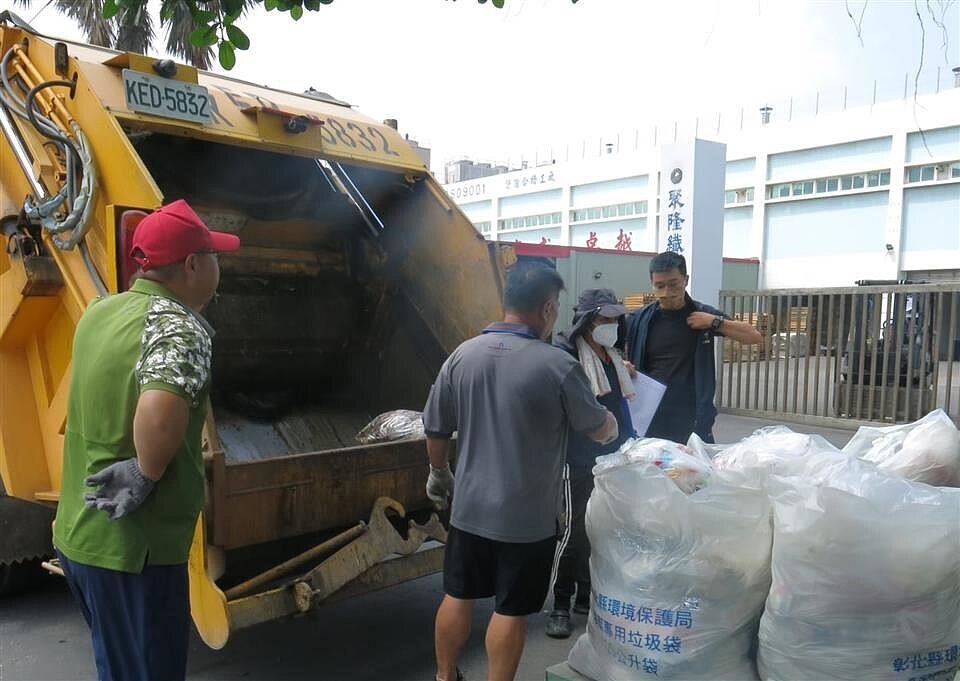 彰化擴大隨袋徵收適用對象，小型工廠、夜市攤商納入收費。圖／彰化環保局提供