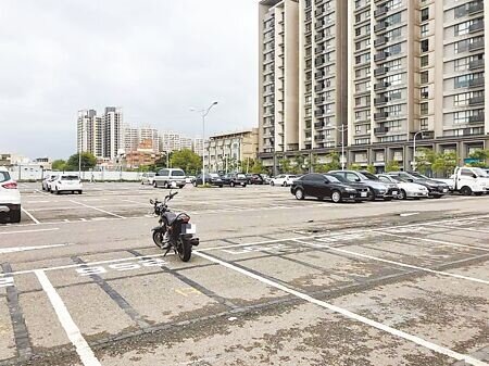 
新竹市東大路、鐵道路口的樹林頭夜市與停車場用地，未來將興建新竹郵局綜合業務大樓。（本報資料照片）
