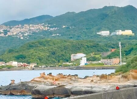 
新北市東北角地區風景怡人，但也因地處邊陲交通不便。「北宜高鐵東北角4鄉鎮促進會」15日與在地居民赴澳底國小對面舉行記者會，呼籲高鐵在瑞芳、平溪、雙溪、貢寮4鄉鎮預留設站空間。（柯毓庭攝）
