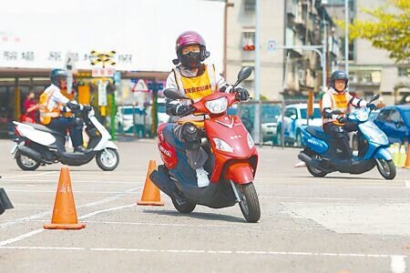 
台北市交通局推出3種機車駕訓補助方案，扣除機車駕訓練費、道路安駕訓練費，自付訓練費有望等於免費。（本報資料照片）
