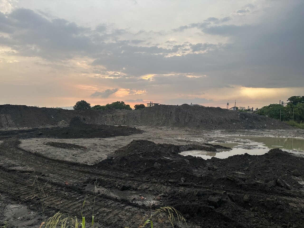 美濃大峽谷遭回填廢棄物，去年橋頭地檢署檢察官帶隊開挖釐清廢棄物填埋狀況，發現黑色汙泥夾雜紅磚。圖／聯合報系資料照片 