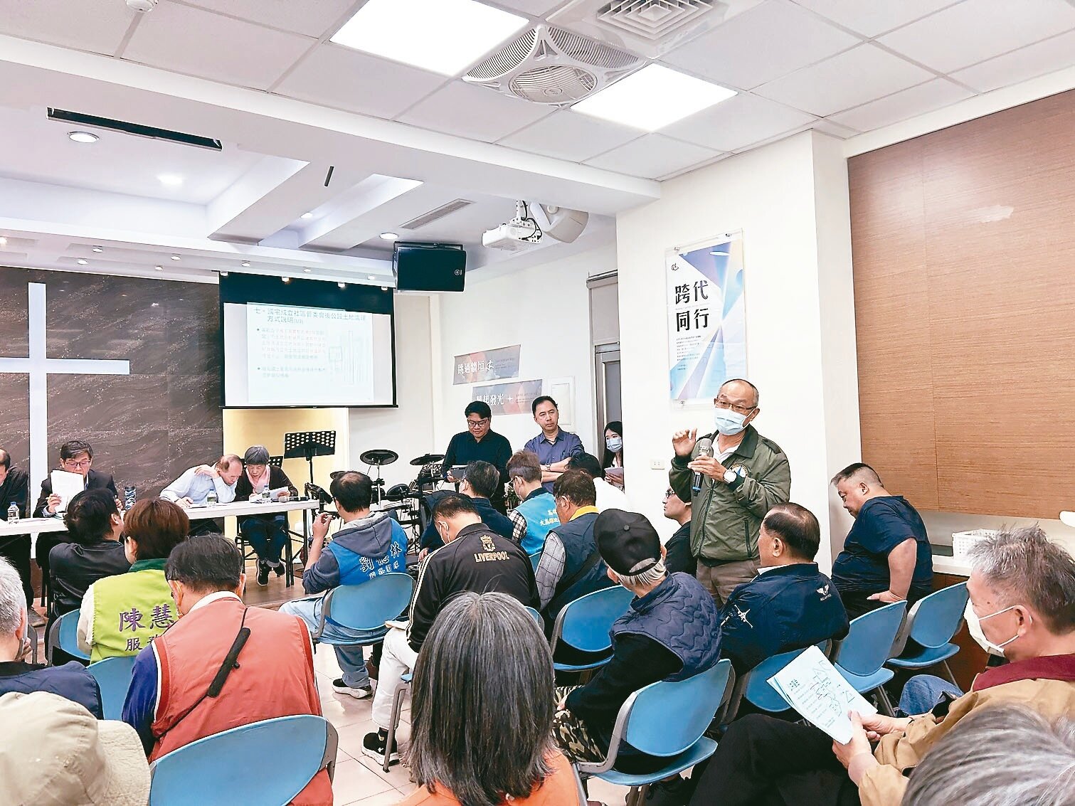 鳳山五甲國宅公設產權轉移後，居民不滿權益遭剝奪、爭取多年未獲重視。記者徐白櫻／攝影 