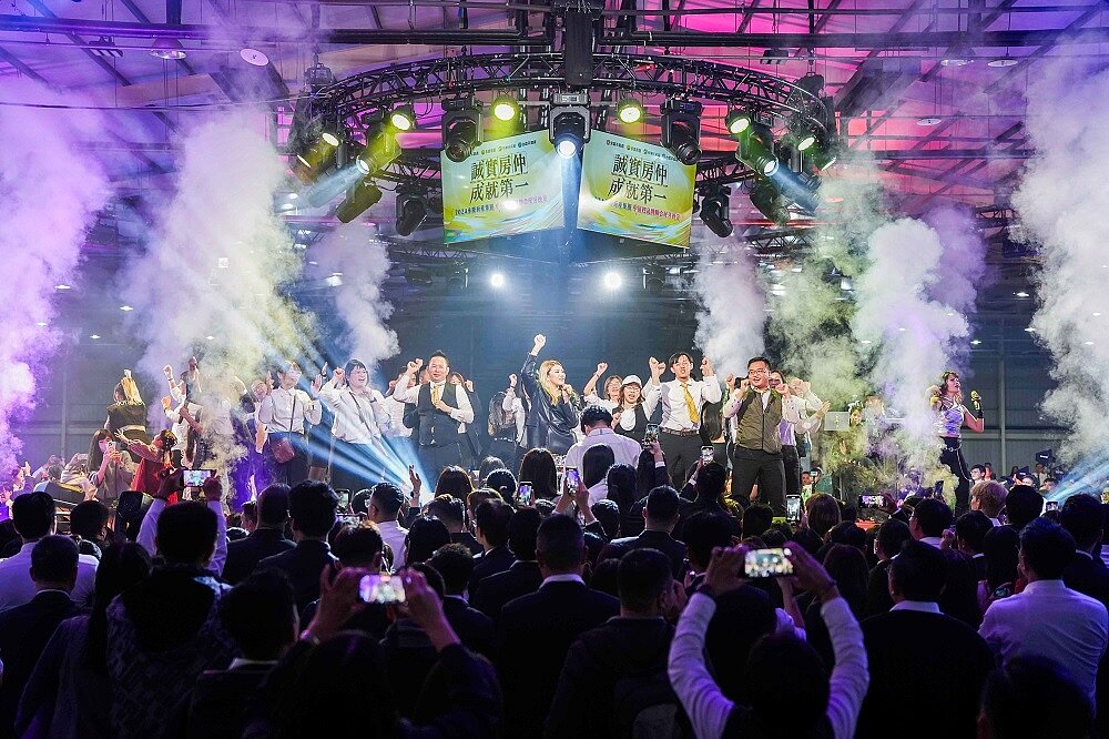 永慶加盟四品牌中區尾牙連續3年席開逾700桌，四面舞台的設計宛若置身演唱會。圖／永慶房產集團提供