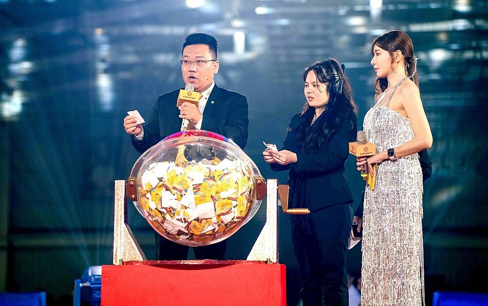 尾牙最受矚目的抽獎環節，永慶加盟四品牌中區經管會今年2月準備高達420萬元禮券，要讓夥伴滿載而歸。圖／永慶房產集團提供