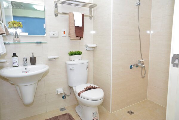 興隆公營住宅的衛浴設備。（好房網News記者 陳韋帆／攝影）