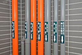 與新大樓規格相同，各管線清楚分開並標示清楚，再將來維修、維護都能夠快速處理。