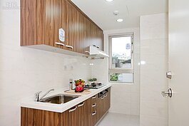 廚房設備採簡潔方式設置，在小空間中發揮大利用。