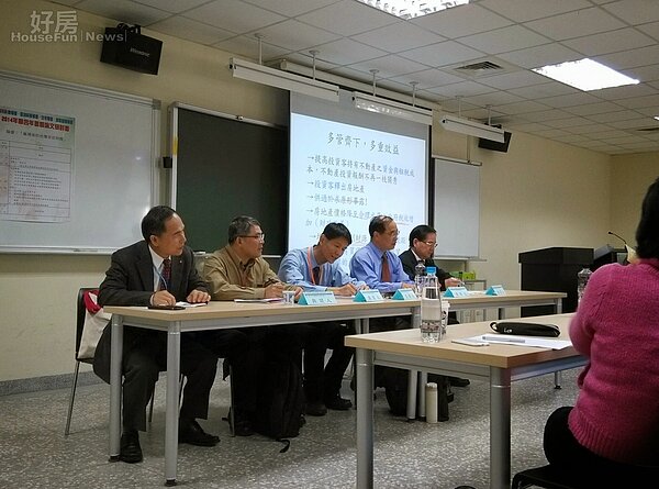 上週六(12/6)在台北大學三峽校區舉行不動產稅制改革論壇,與會的學者包括台北市副市長張金鶚及其學生,德明財經科技大學副教授花敬群等多位學者,其共識認為執政黨在大選後已經在「擺爛」了,對房市前景堪憂。(好房網News記者蘇彥菱/攝影)