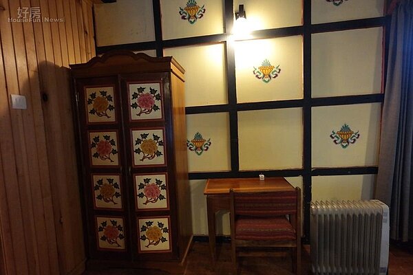 
3.牆上一格一格用木板做「格壁」，上頭貼著傳統圖騰，是少見的裝飾。