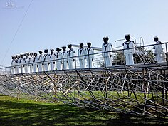 近看發現每尊雕塑彷彿都有著不同表情，讓人會有真假分不清楚的感覺。