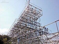 仰頭望去會被如此磅礡的創作所震懾，朱銘展現的大器在此作品上展露無遺。