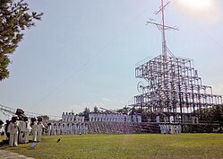 海軍系列有一個十分壯觀的軍艦體，十三層樓高與蓄勢待發的海軍將士們航行於草原之上。