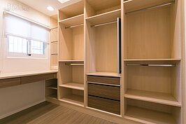 最小間的臥室另隔一間女生最期望有的更衣室與化妝台。整個衣櫥採開放間隔設計，並搭配耐磨木質地板，木作與隔間微調花費僅三萬元。