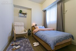 另一間臥室面積不大，放下一單人床就顯得侷促。不過擺上一張單人椅、鋪上一張小地毯，立即成為可獨處一整天也不會膩的私人空間。