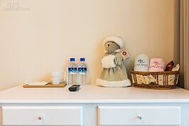 喜歡旅遊的ROSE，特別將主臥房的化妝台設計成為飯店房間內的樣子，感覺就像是來到國外的高級飯店一般。