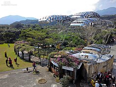 空軍正從天而降，甫到朱銘美術館馬上就被閃閃發亮的銅製的雕塑品所震懾。