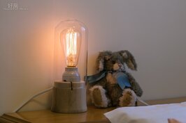 床頭上的愛迪生燈在寒冷的夜晚點亮，房間內立即充滿溫暖感覺，十分的療癒。