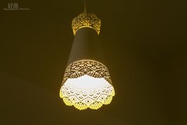 就連客廳吊燈的燈具也是蕾絲造型。