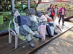 有遊客笑稱這裡的椅子是給雕塑做的，但其實融合著人與景色的境界實在令人讚賞，椅子上每座雕像都讓人感受到不同的心情。