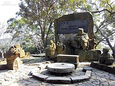 人間系列中，常有探討親情的作品，而此作品慈母碑正是刻劃朱銘與親人之間的最佳表現。