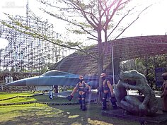 在逆光下看見的空軍基地，讓人分不清真假，以為有飛官正在準備啟航。