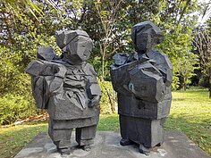 村婦們在路上抱著小孩閒聊，正是農村時期的台灣情景。