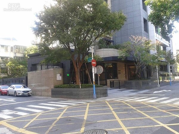 3大門口前剛好為路口,進出方便。