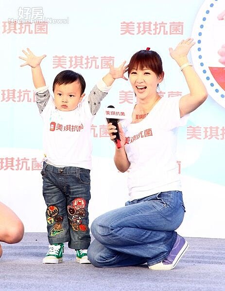 7郁方(右)曾與還是兩歲的大兒子Bryan一起參加活動。(圖╱格致公關)