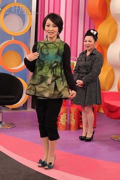 8嫁入豪門的郁方(左)貴氣逼人,右為白冰冰。(圖╱緯來)