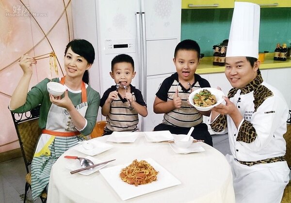 9郁方（左）主持《美食好簡單》，請到世界廚藝冠軍溫國智（右）與自己的兩個兒子上節目。（圖╱台視）

