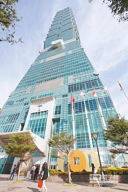 財政部為鞏固台北101(見右圖,本報資料照片)股權避免落入外人口袋,決定主動出擊收購股份,讓公股持股過半。財政部長張盛和昨天早上在立法院備詢時回應,公股有44%股權,只要再買7%就可達到過半門檻,目前有小民股願意賣,要賣每股25元,但公股評估要20元、21元才可以買,「卡在價格問題」,但仍審慎樂觀。