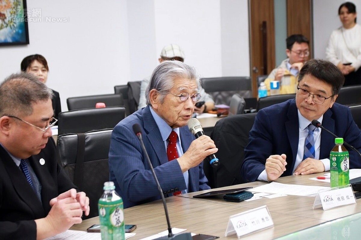 ▼日方代表來台見證台灣外泌體與南臺科技大學產學合作成果。熊本KAiTA園區首席顧問橋田紘一（中）、台灣外泌體執行長陳振興（右）。