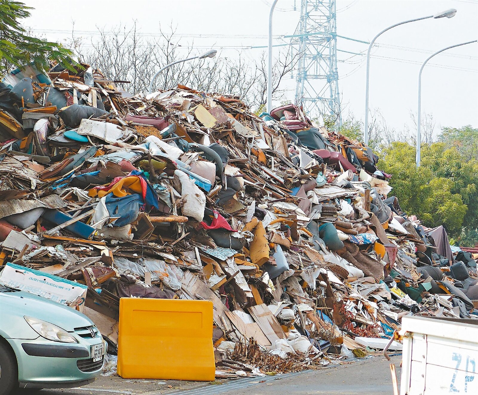 溪州焚化爐因歲修無法消化垃圾，廠內、廠外都有垃圾小山。 記者凌筠婷／攝影