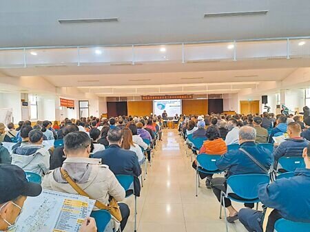 
台中市都發局16日於台中市沙鹿區公所舉行變更台中港特定區計畫（第四次通盤檢討案）說明會。（予菱攝）
