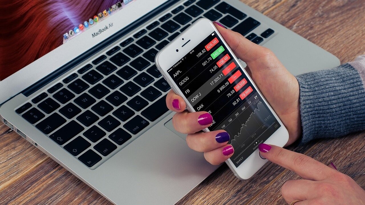 ▼原PO表示自己雖然知道短期操作獲利會被手續費吃掉，但自己難以抵擋資金留在股市太久的壓力。（示意圖／取自<a href="https://pixabay.com/photos/stock-iphone-business-mobile-phone-624712/"><span style="color:#000000;">pixabay</span></a>）