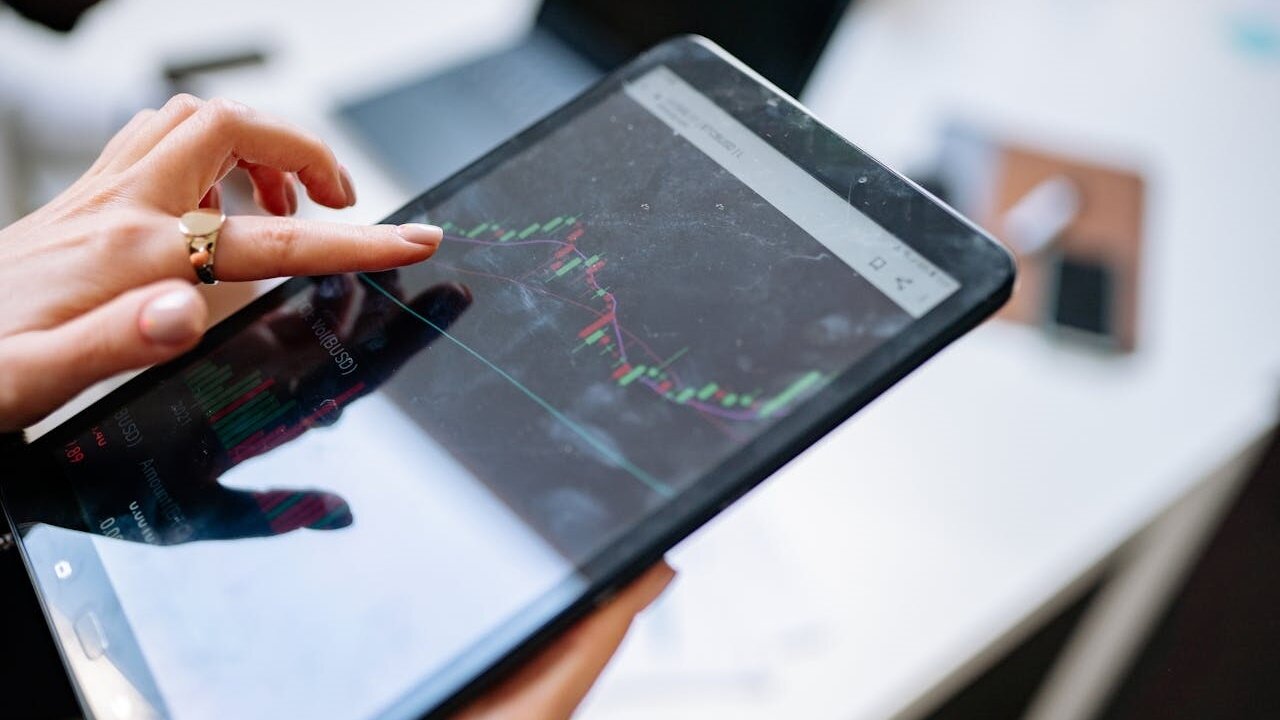 此貼文吸引許多網友留言討論，不少網友指出其投資的矛盾之處：整體思考邏輯偏向穩健長線，卻採取高頻進出的短線手法：「通篇都是長線思維，卻用短線在操作」，並建議原PＯ，既然是新手，應考慮回歸長線操作，避免猜高低點：「小白玩什麼短線，乖乖定期定額買0050就好」、「0050隨便買，不要賣，ending」、「台股買台積跟指數就好，長期穩贏」、「新手還是買進持有比較省事」。也有網友留言指出，從原PO附上的操作明細來看，若0050部位單純持有，整體報酬可能也不輸忙進忙出的總和，因此長期持有更省事。