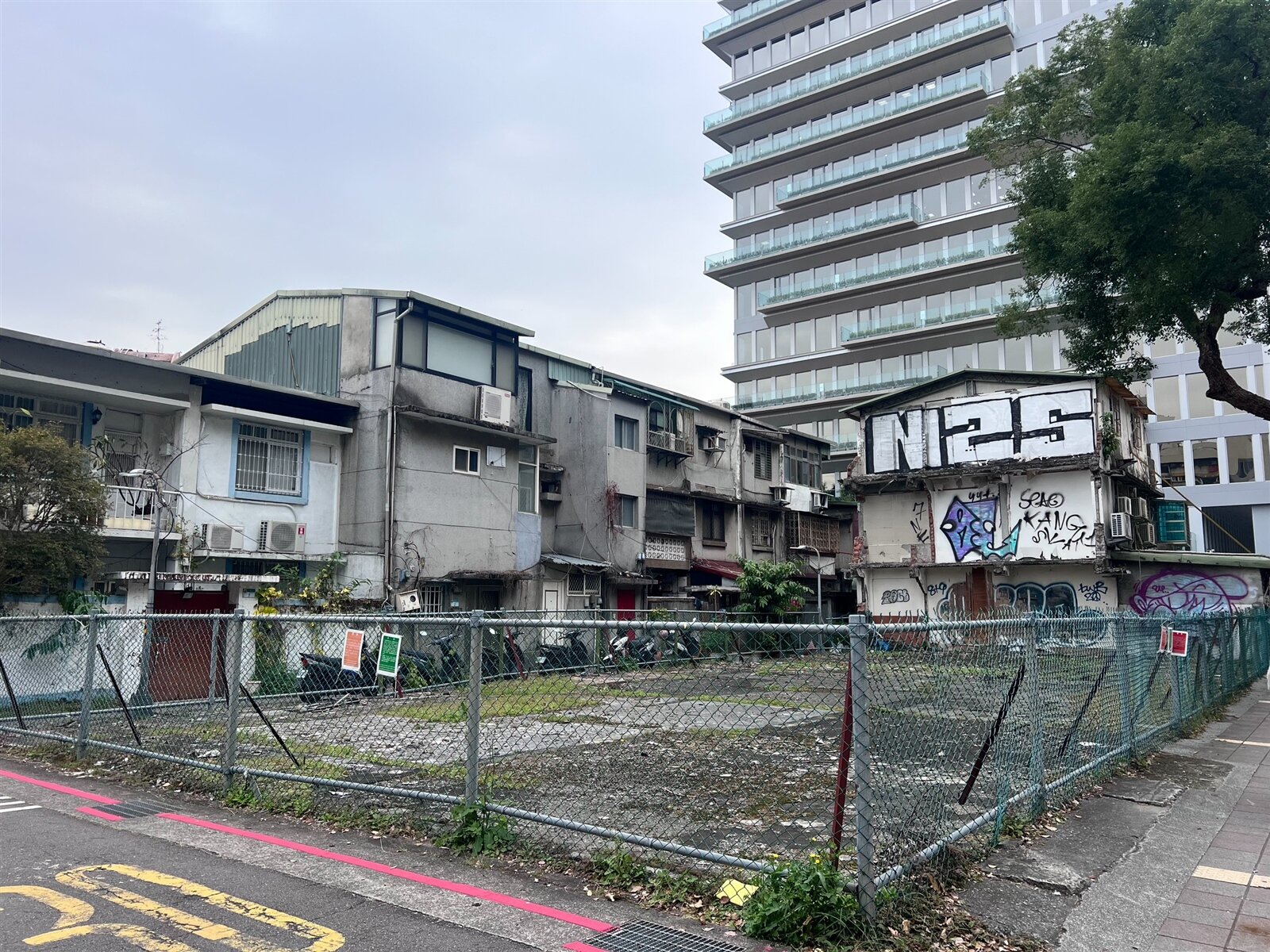 台北市松山機場附近多筆國防部土地不是閒置，就是舊有房屋，與鄰近高樓大廈形成強烈城鄉對比。記者林佳彣／攝影 