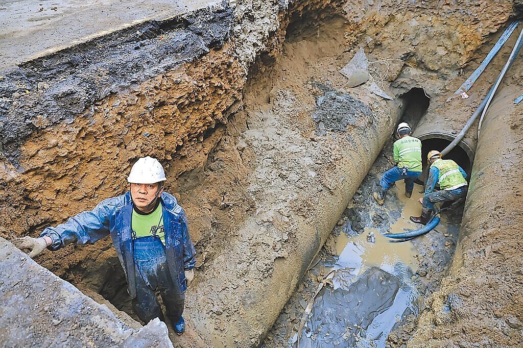 基隆市麥金路發生自來水輸水幹管洩漏，水公司緊急搶修。圖／基隆市政府提供