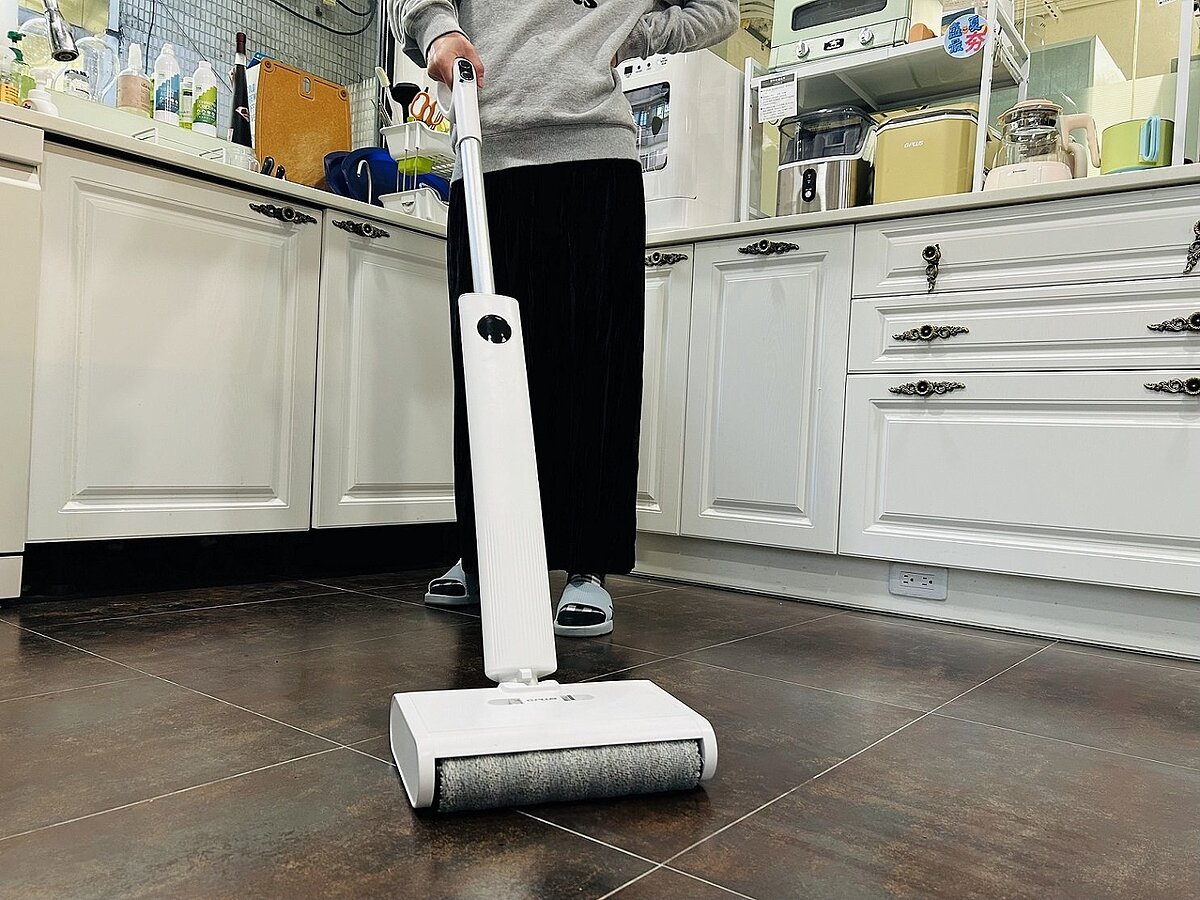 選擇可兼顧吸拖的現代掃除工具，能大幅縮短大掃除的時間。圖／486團購提供